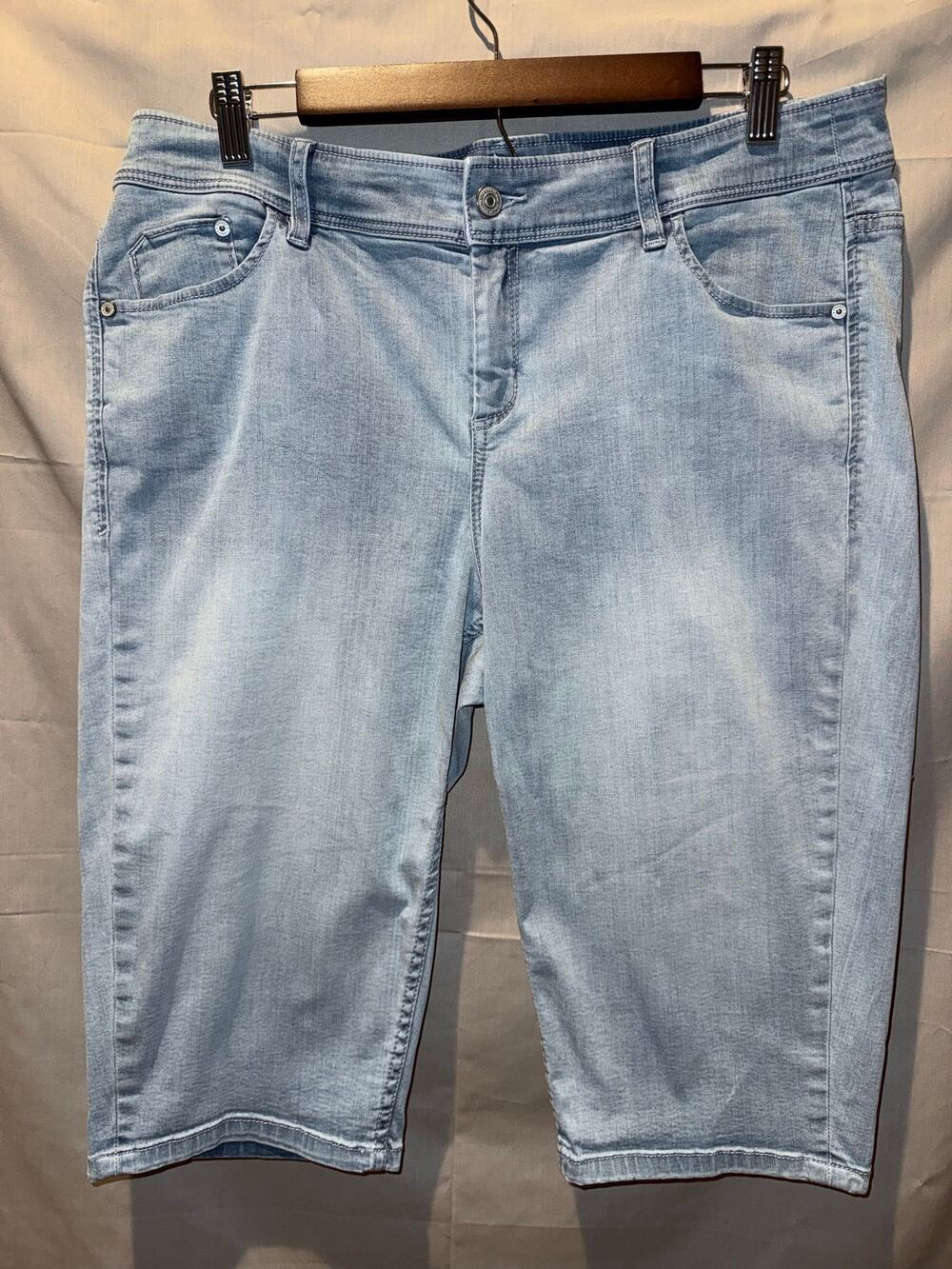 Tommy Bahama Denim Afton Clam Digger Bermuda Shorts Light Wash Blue, Size 14